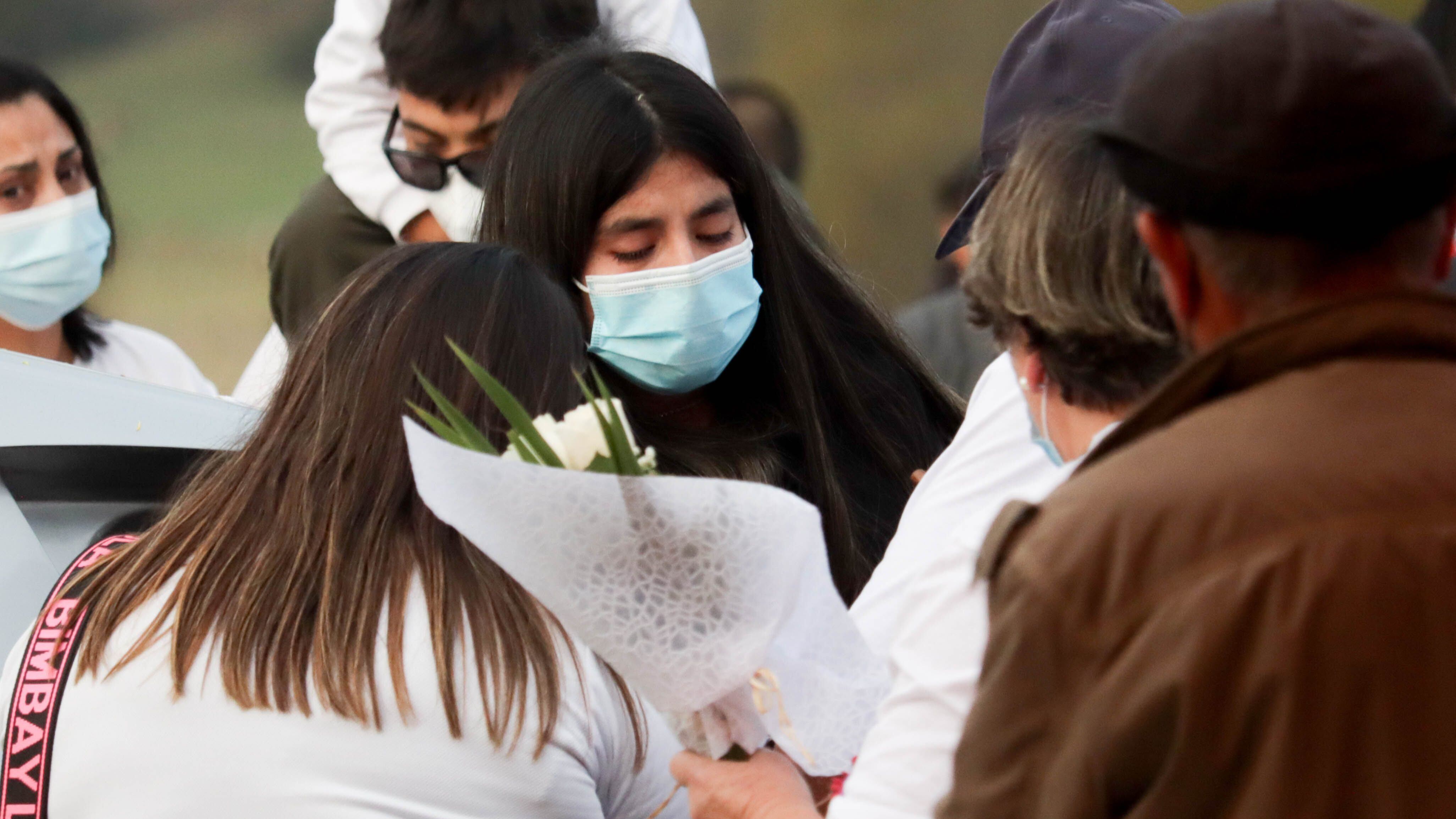 23 de Abril de 2021 / ARAUCO
Estefania Gutierrez, Madre de Tomas Bravo ,durante la llegada a Arauco del cuerpo de Tomas Bravo desde el Servicio Medico Legal de Concepcion, para su posterior velatorio. Menor desaparecido en Lebu en el sector de Caripilun encontrado el pasado 17 de febrero de 2021, durante el estado de catastrofe de la pandemia covid-19 

FOTO: CAMILO CASTRO / AGENCIAUNO