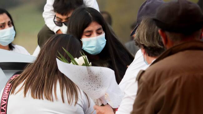 23 de Abril de 2021 / ARAUCO
Estefania Gutierrez, Madre de Tomas Bravo ,durante la llegada a Arauco del cuerpo de Tomas Bravo desde el Servicio Medico Legal de Concepcion, para su posterior velatorio. Menor desaparecido en Lebu en el sector de Caripilun encontrado el pasado 17 de febrero de 2021, durante el estado de catastrofe de la pandemia covid-19
FOTO: CAMILO CASTRO / AGENCIAUNO