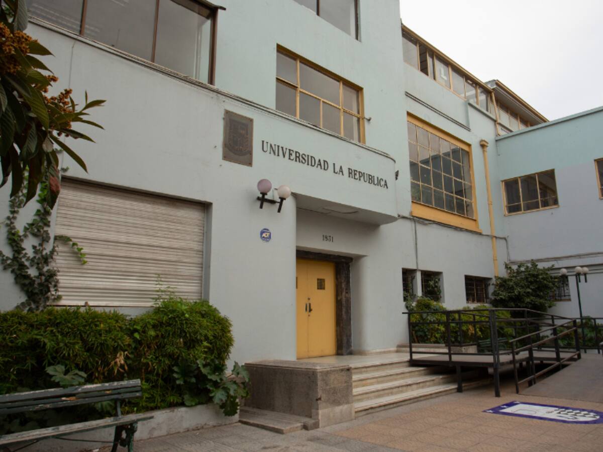 Tras quiebra de la Universidad La República, se rematarán todos sus bienes: desde computadores a muebles (así puedes participar)