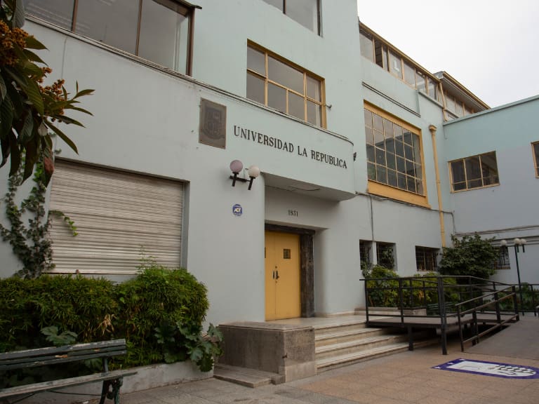 Tras quiebra de la Universidad La República, se rematarán todos sus bienes: desde computadores a muebles (así puedes participar)