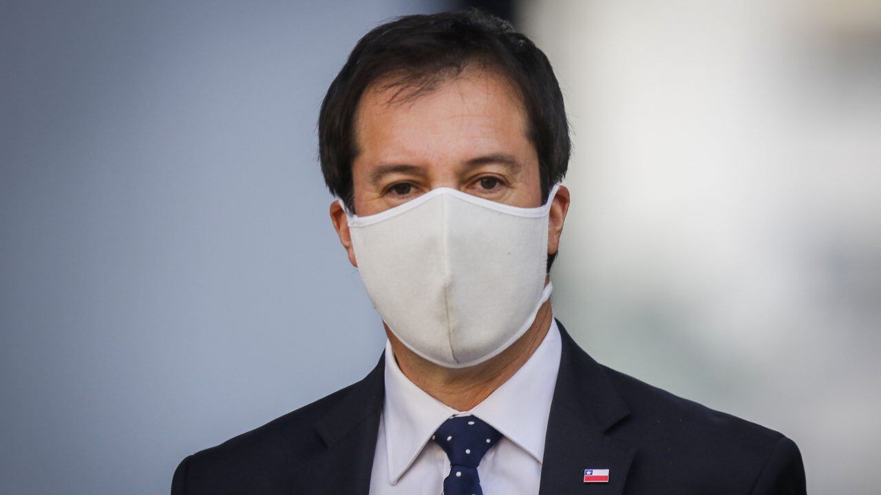 26 de mayo del 2020/SANTIAGOLucas Palacios, ministro de Economía, Fomento y Turismo llega al Palacio de La Moneda usando una mascarilla, para realizar un balance entregan un balance de las ventas del comercio y de las cifras de Ley de Protección del Empleo..
FOTO: SEBASTIAN BELTRAN GAETE/AGENCIAUNO