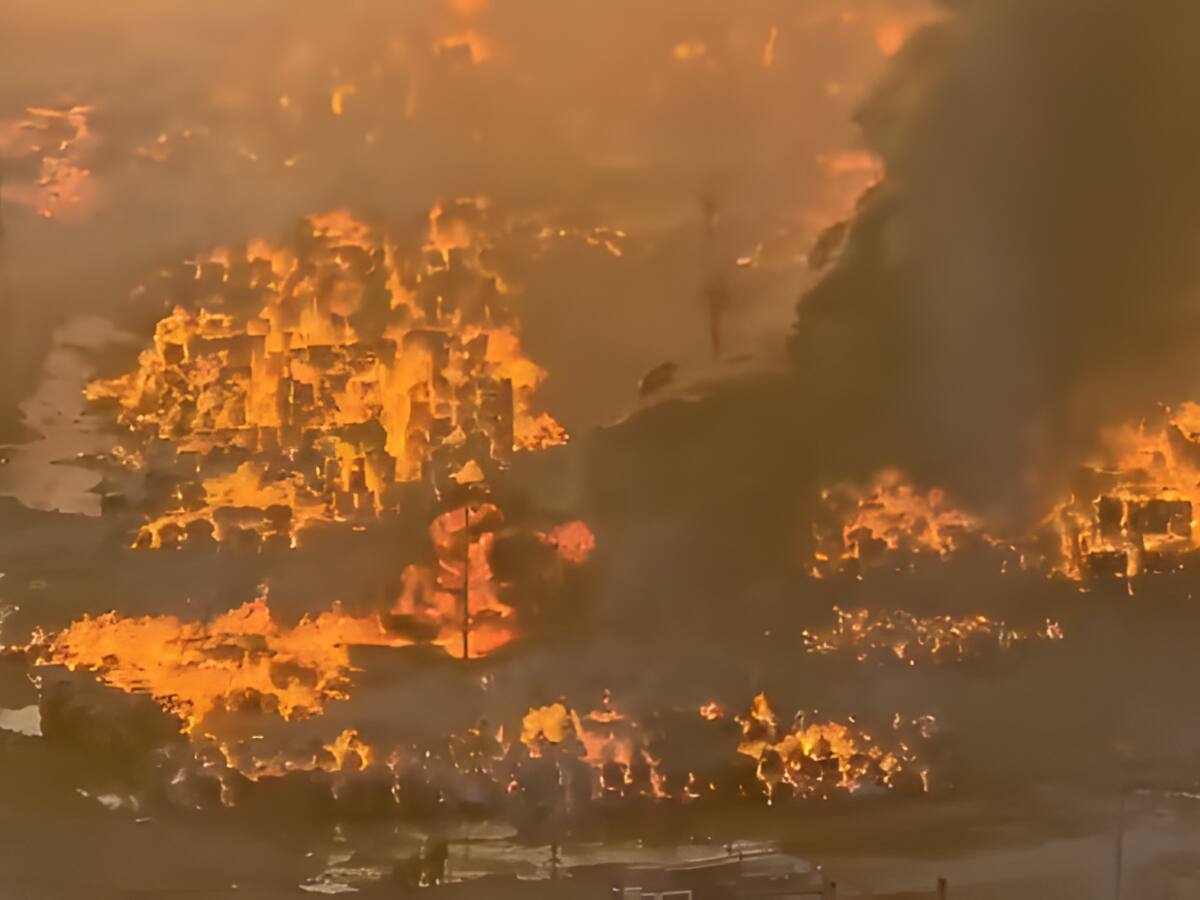 Impactantes registros muestran la magnitud del incendio en papelera de Puente Alto: Senapred pide evacuar sector de la comuna