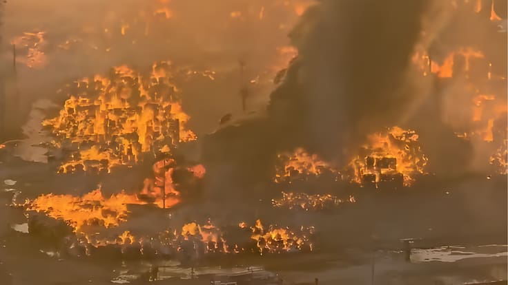 Impactantes registros muestran la magnitud del incendio en papelera de Puente Alto: Senapred pide evacuar sector de la comuna