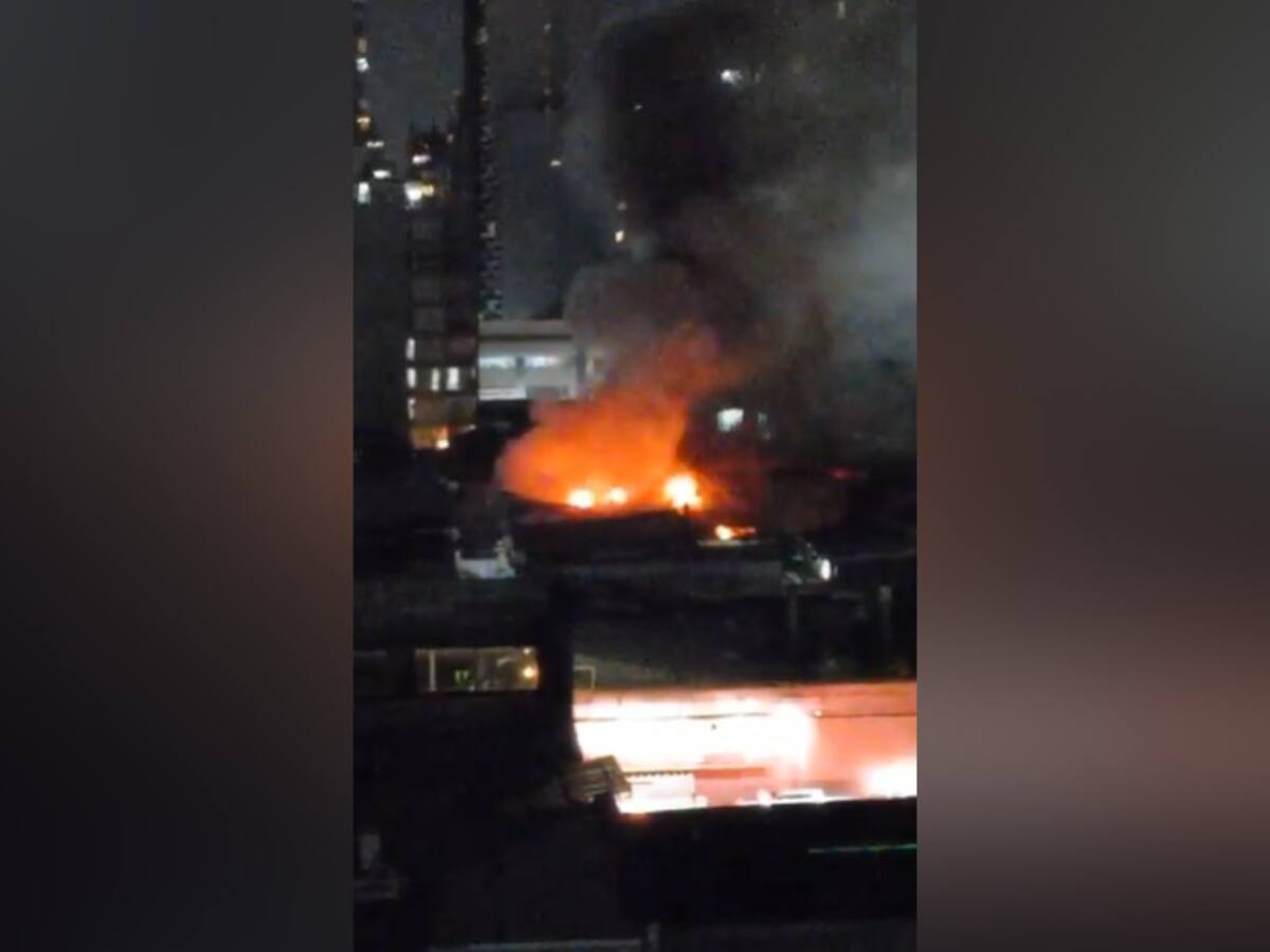 Incendio de gran magnitud en cité moviliza 10 compañías de Bomberos al centro de Santiago