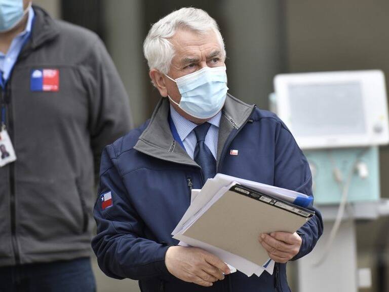 15 Septiembre 2020 / VALDIVIA Ministro de Salud Enrique Paris realizo punto de prensa en el Muelle de la Universidad San Sebastian evaluando el covid-19 de la Región de los Rios,
FOTO. MIGUEL ANGEL BUSTOS / AGENCIA UNO