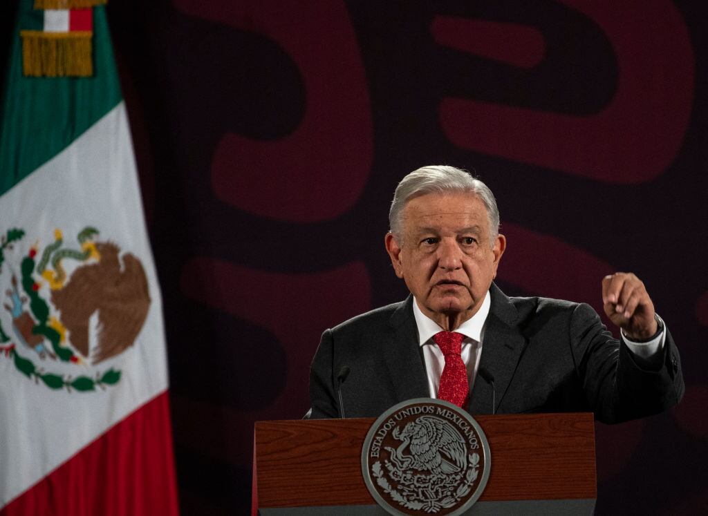 El presidente de México, Andrés Manuel López Obrador, habla ante los medios de comunicación en un salón del Palacio Nacional en la Ciudad de México.