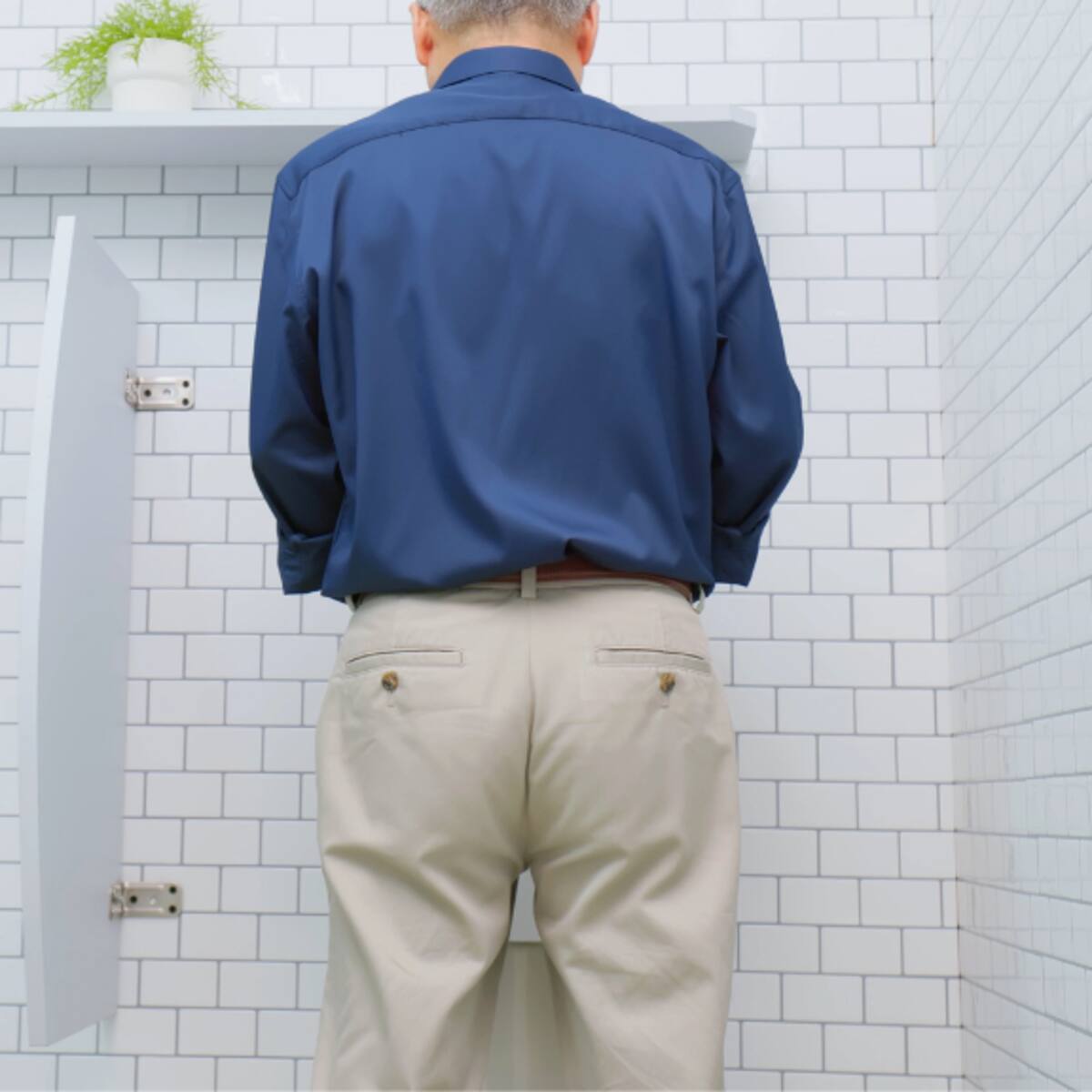 ¿Te levantas mucho en la noche para ir al baño? Podría ser señal de una condición que afecta a hombres, según experto