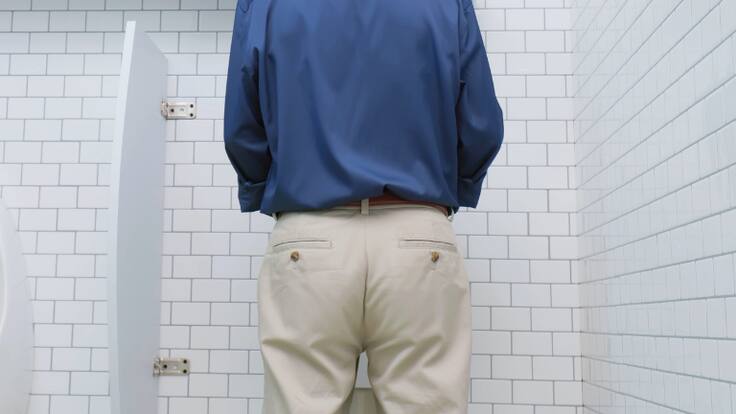 ¿Te levantas mucho en la noche para ir al baño? Podría ser señal de una condición que afecta a hombres, según experto
