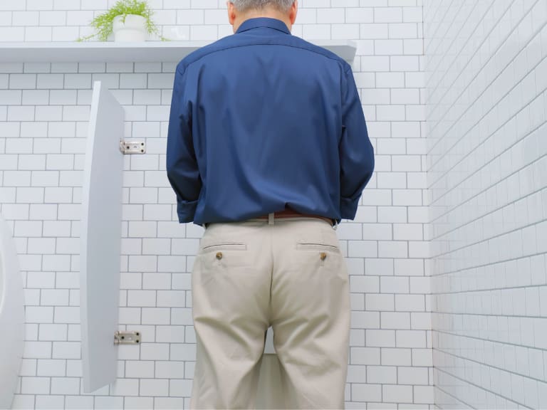 ¿Te levantas mucho en la noche para ir al baño? Podría ser señal de una condición que afecta a hombres, según experto