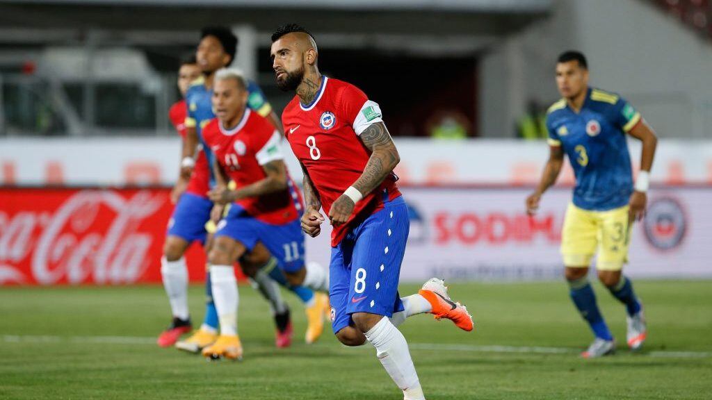 13 de Octubre del 2020/SANTIAGOArturo Vidal(c) celebra su primer gol y el 1 a 1 de Chile ,durante el partido valido por la Fase de Grupos 2/18 por la clasificación de Conmebol para la Copa Mundial de Fútbol Qatar 2022, entre Chile vs Colombia, disputado en el Estadio Nacional.
FOTO:FRANCISCO LONGA/AGENCIAUNO