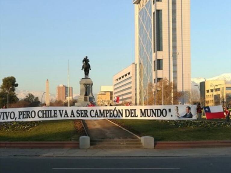 Fanáticos de Bonvallet recuerdan a su gurú en Plaza Italia