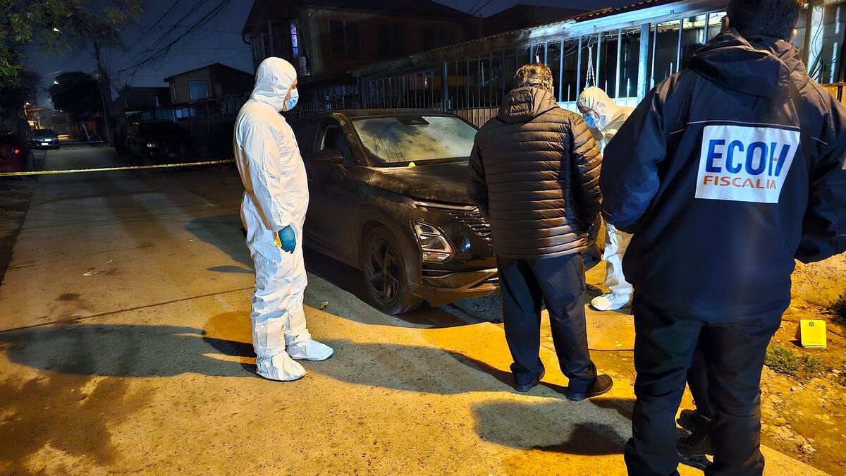 Sujeto fallece tras ser acribillado dentro de su automóvil en Estación Central