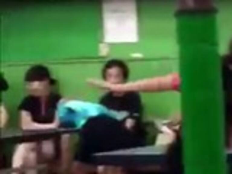 La notable mujer que juega ping-pong con la cabeza