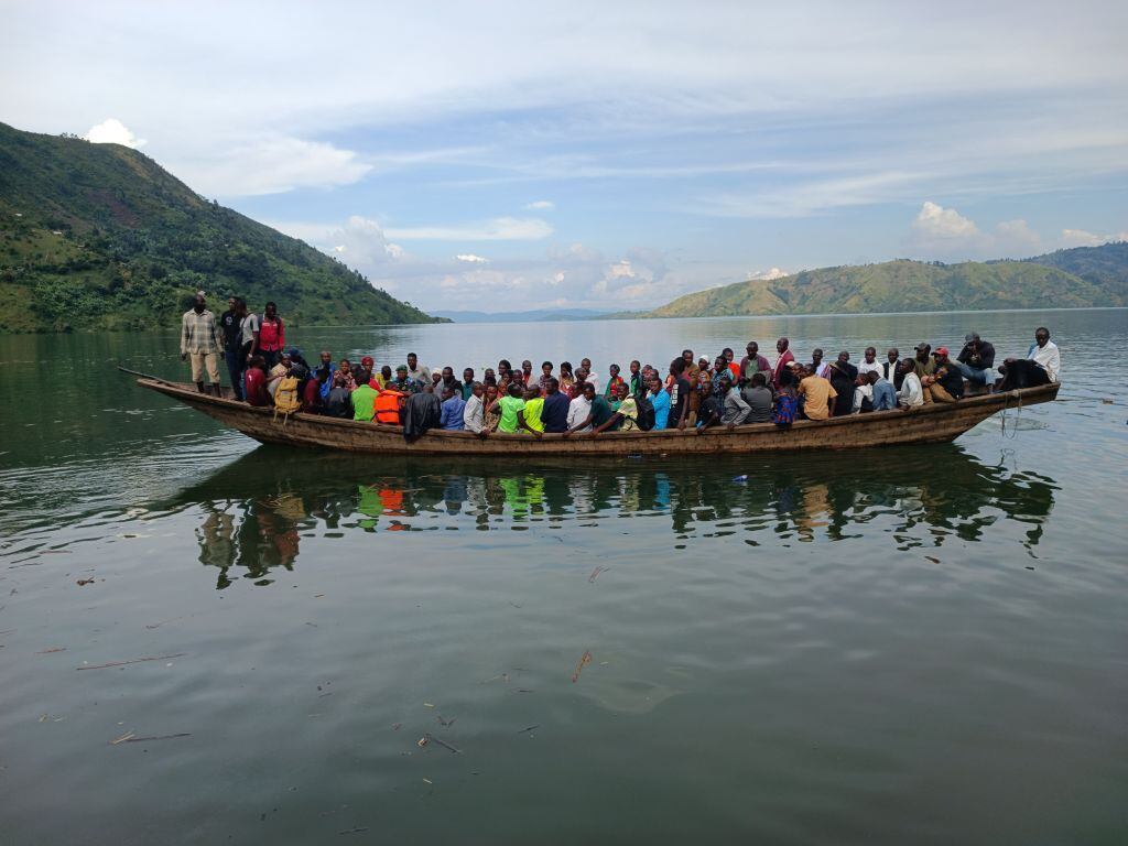Personas escapan de las inundaciones en un bote en la RD de Congo