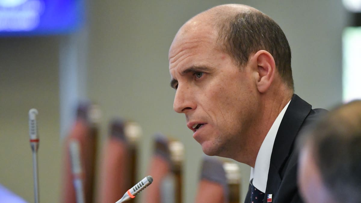 “Para explicarlo bien en español...”: ministro Arrau defiende reforma de seguridad ante críticas académicas