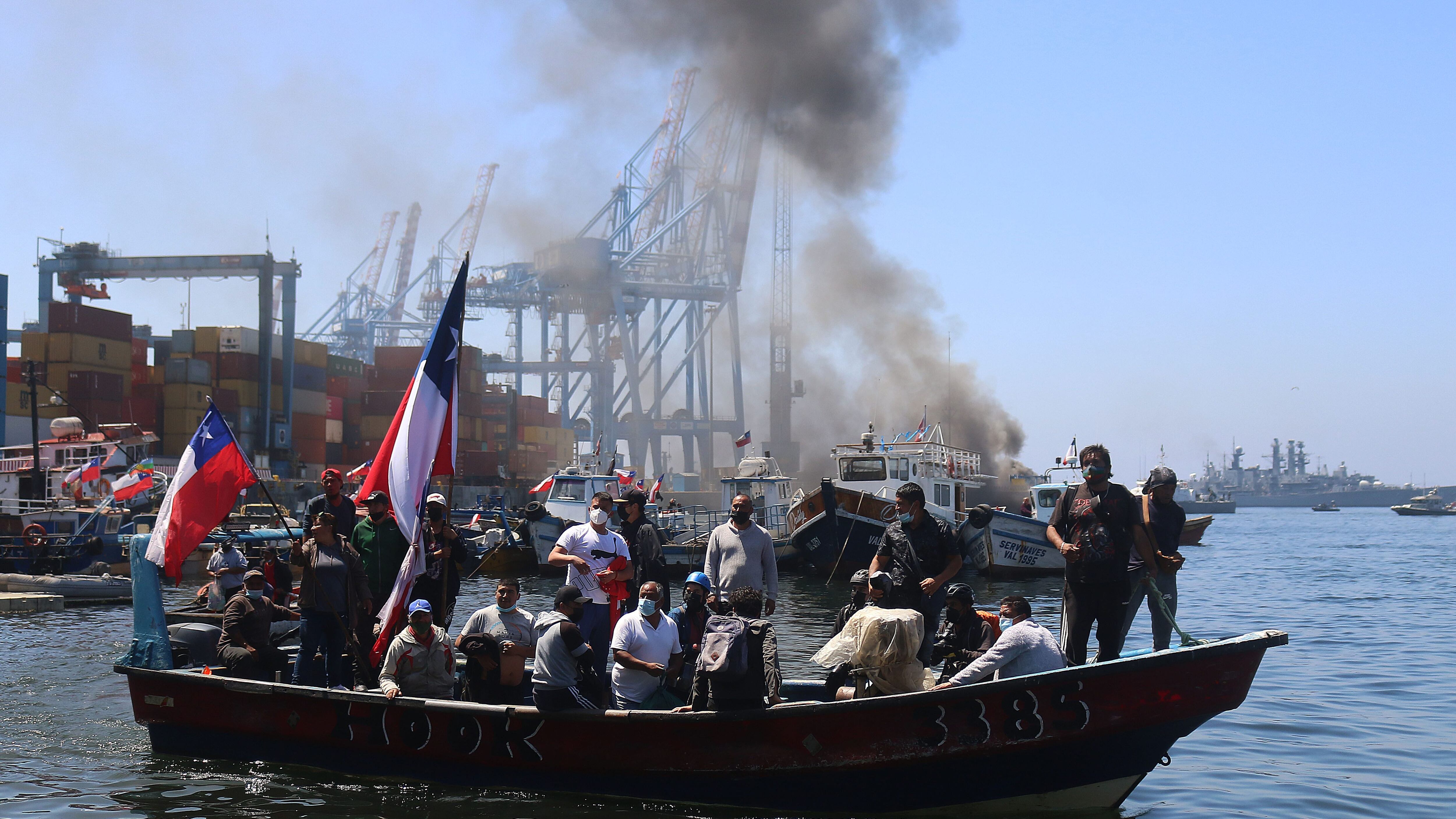 28 DE OCTUBRE DE 2021/VALPARAISOPescadores de la ex Caleta Sudamericana incendian un neumático de protección del Muelle del Puerto de Valparaíso, luego que anunciaran la radicalización de su movilización, tras no llegar a un acuerdo con las autoridades.
FOTO: LEONARDO RUBILAR CHANDIA/AGENCIAUNO