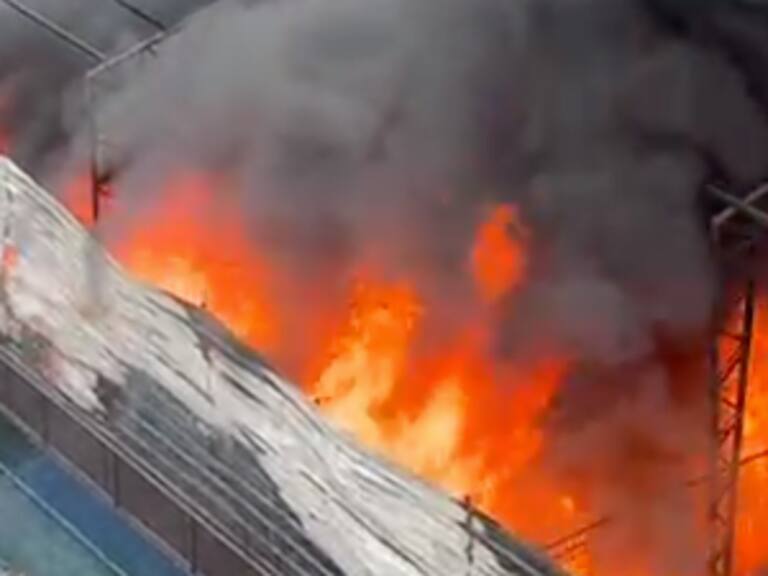 Incendio afecta productora de eventos en pleno centro de Iquique