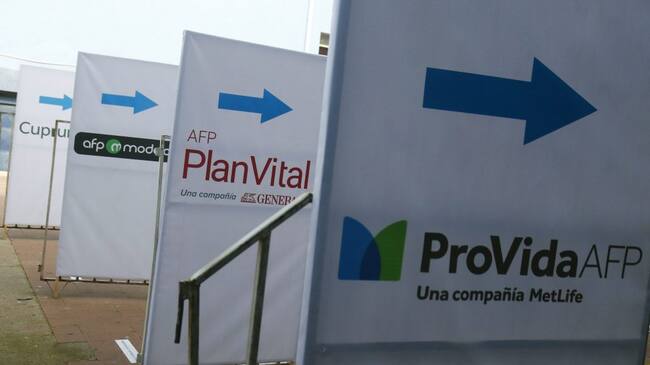 04 DE AGOSTO DE 2020/VALPARAISOVista de carteles de AFP Cuprum, Modelo, PlanVital y Provida, luego que el Liceo Matilde Brandau fuera habilitado por la autoridad como local de informacion e inscripcion para el proceso de retiro de parte de los fondos de pensiones.
FOTO: LEONARDO RUBILAR CHANDIA/AGENCIAUNO