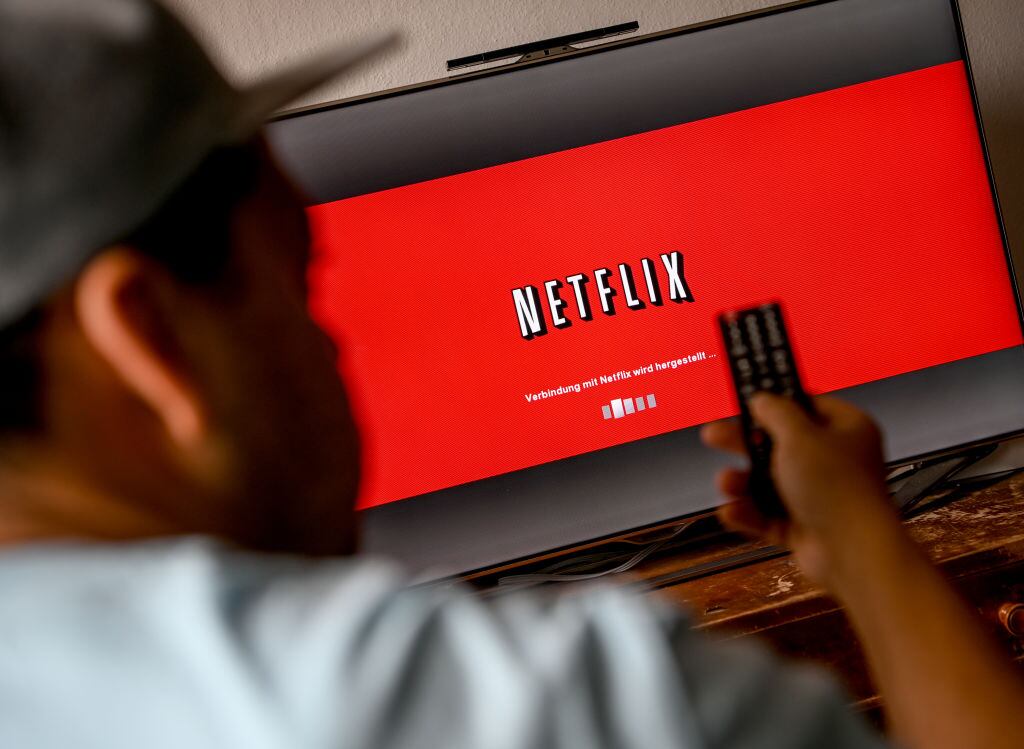 Una persona observa Netflix en la ciudad alemana de Berlín