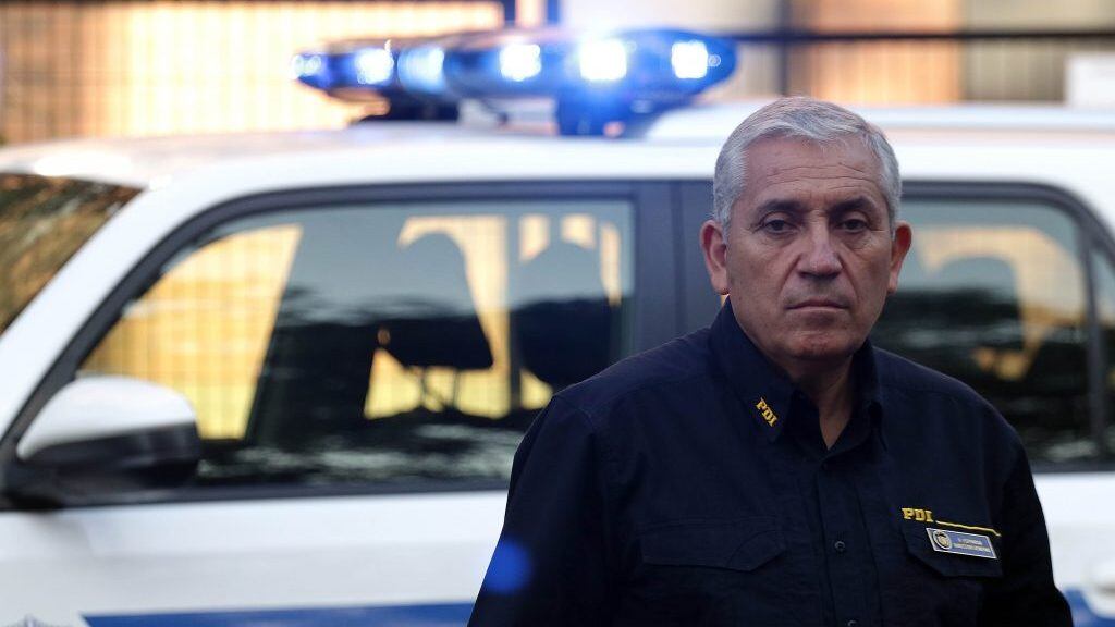 23 de Enero de 2020/SANTIAGOEl Director de la PDI, Hector Espinosa observa tras informar en el cuartel Borgoño de la PDI sobre la detención de dos individuos acusados de causar daños y robo en la estación El Sol de la linea 5 del metro en octubre pasado
FOTO: FRANCISCO CASTILLO/AGENCIAUNO