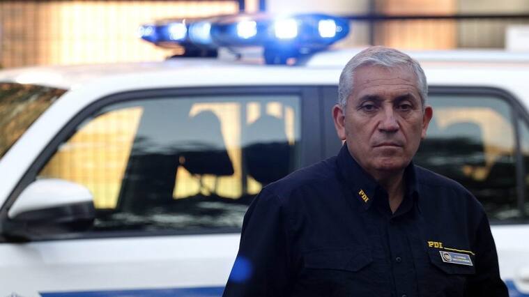 23 de Enero de 2020/SANTIAGOEl Director de la PDI, Hector Espinosa observa tras informar en el cuartel Borgoño de la PDI sobre la detención de dos individuos acusados de causar daños y robo en la estación El Sol de la linea 5 del metro en octubre pasado
FOTO: FRANCISCO CASTILLO/AGENCIAUNO