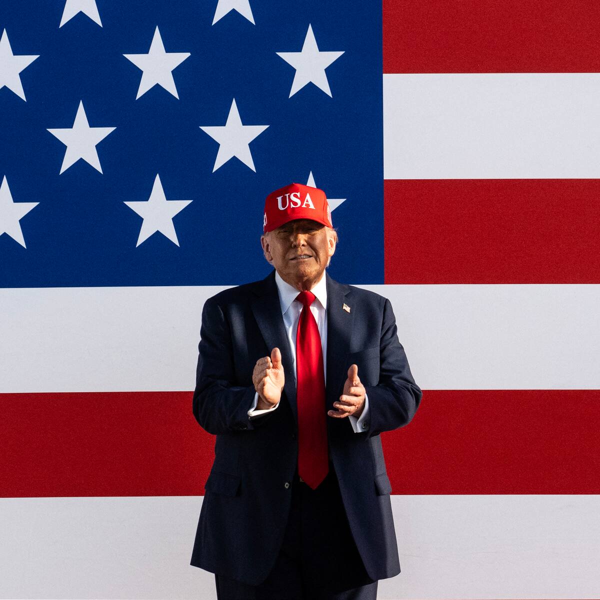 El curioso edit que compartió La Casa Blanca con Donald Trump como Superman