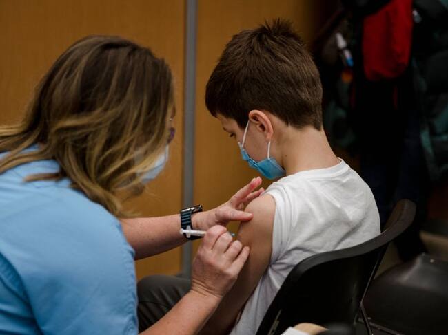 Un niño menor de once años recibe la vacuna anticovid de Pfizer