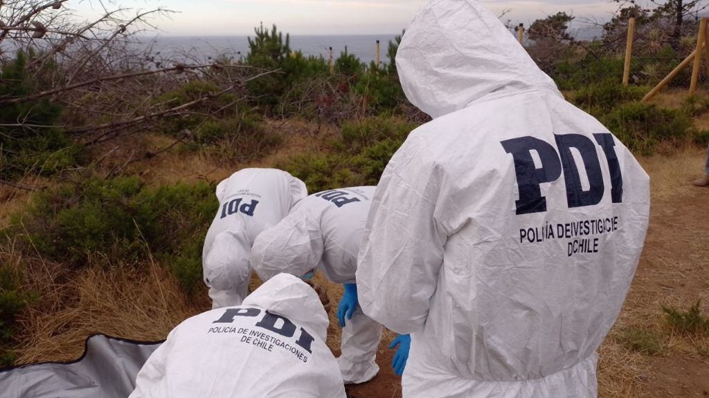 Trabajo de los funcionarios de la PDI en Laguna Verde. / Cedida.