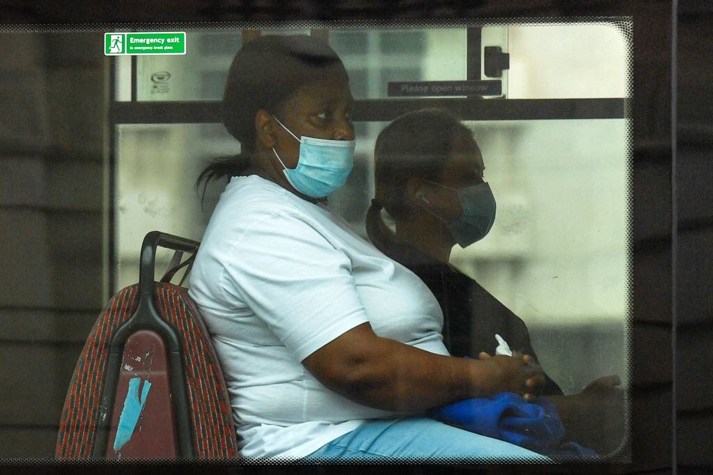Una pasajera utiliza mascarilla en un bus urbano en Inglaterra