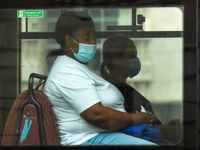 Una pasajera utiliza mascarilla en un bus urbano en Inglaterra