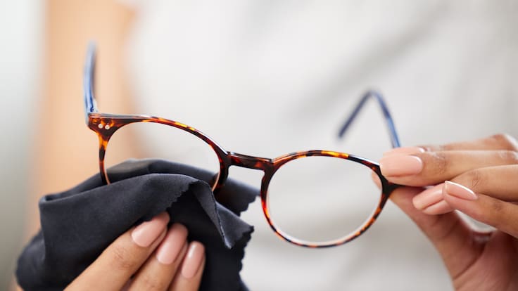 Usando dos ingredientes de la cocina: conoce el truco para eliminar las rayas de tus lentes