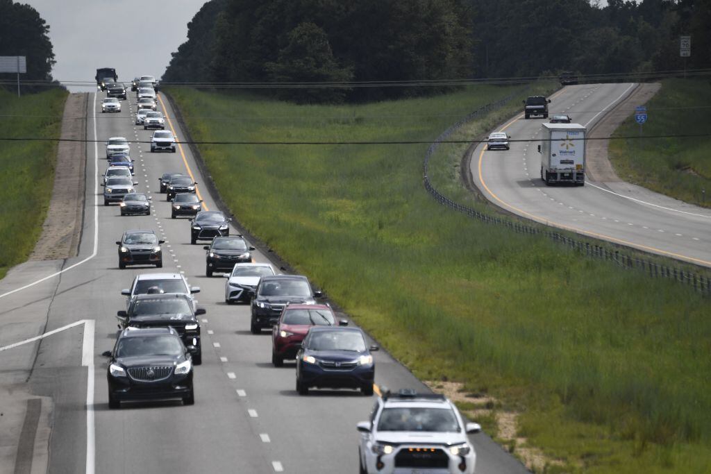 Habitantes evacúan por la carretera desde el estado de Louisiana