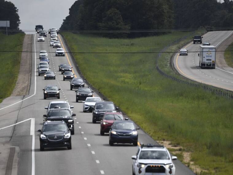 Habitantes evacúan por la carretera desde el estado de Louisiana