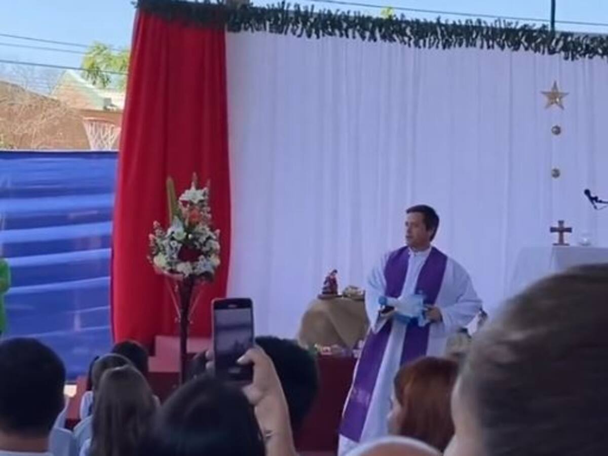 “La misa más piola en Puente Alto”: sacerdote la rompe en TikTok por bendecir a estudiantes lanzando agua con pistola de juguete
