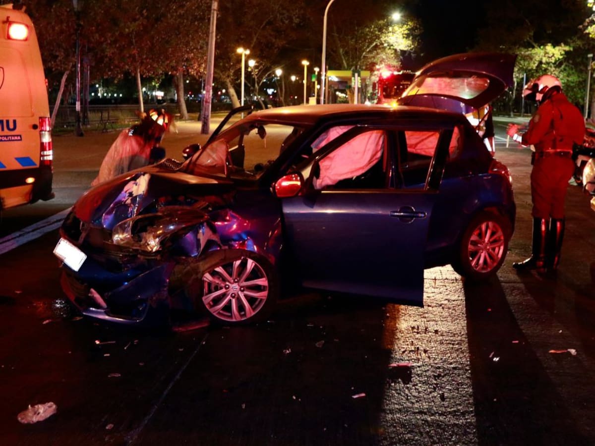 Accidente de tránsito deja tres heridos en el centro de Santiago: choque se habría generado por corte de luz
