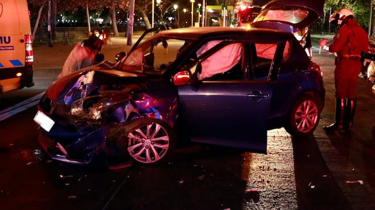 Accidente de tránsito deja tres heridos en el centro de Santiago: choque se habría generado por corte de luz