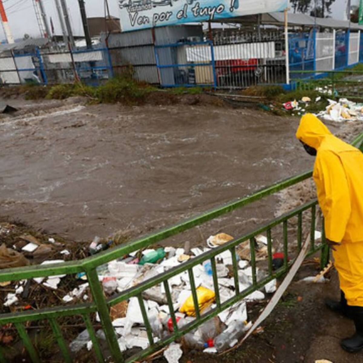 Sistema frontal en la RM: canal Santa Marta de Maipú se desborda y complica el tránsito en camino a Melipilla