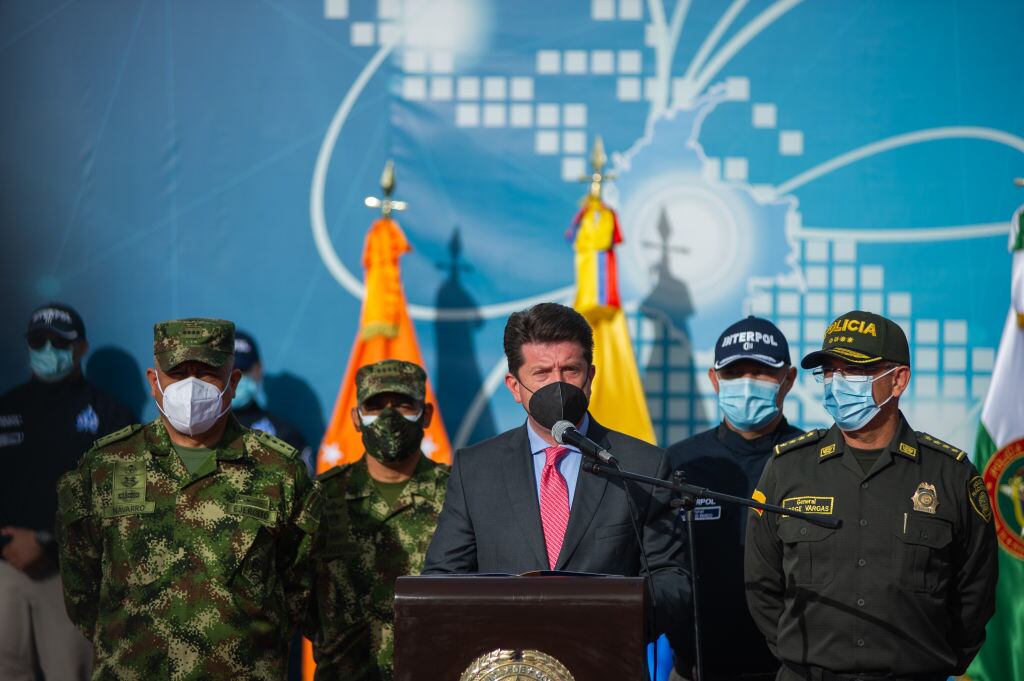 El ministro de defensa colombiano Diego Molano junto a los jefes militares