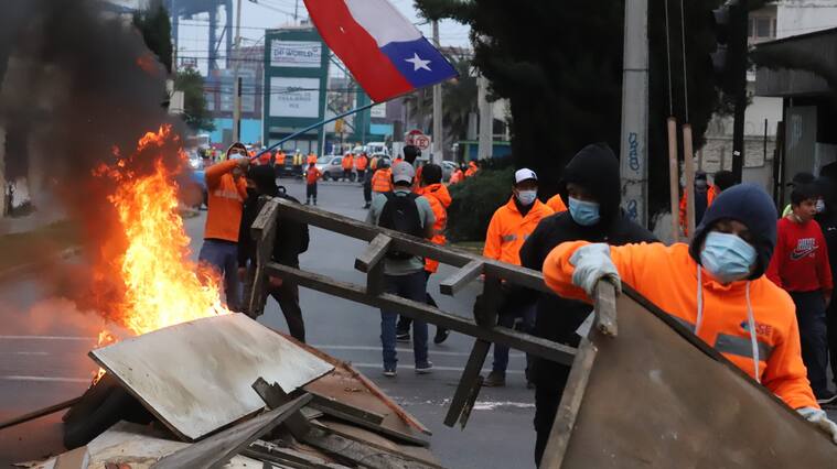 25 de ABRIL 2021/ SAN ANTONIOTrabajadores del Sindicato Portuarios de San Antonio protestan contra el gobierno en medio de la pandemia por el Coronavirus.
FOTO: PAOLA SANTIBAÑEZ I/AGENCIAUNO