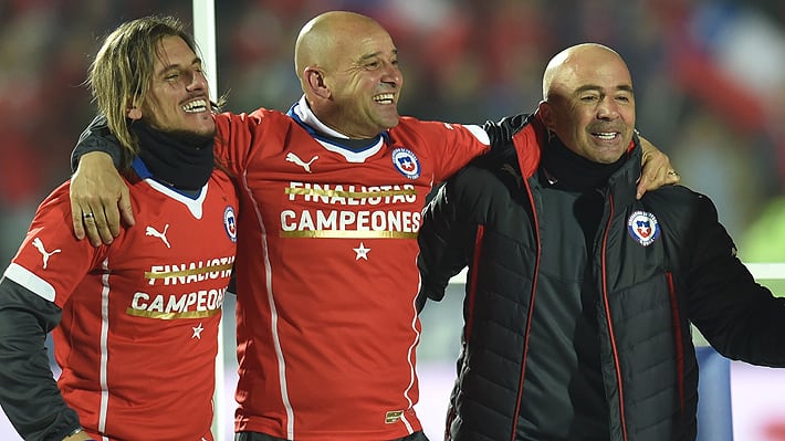 Chile's coach Jorge Sampaoli (R) celebrates with teammates after winning the 2015 Copa America football championship final against Argentina, in Santiago, Chile, on July 4, 2015.   AFP PHOTO / RODRIGO ARANGUA