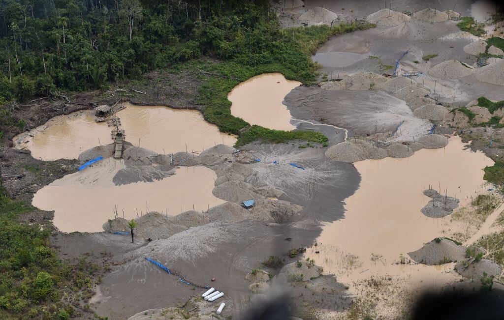 Vista aérea de una instalación minera irregular en la selva del Amazonas
