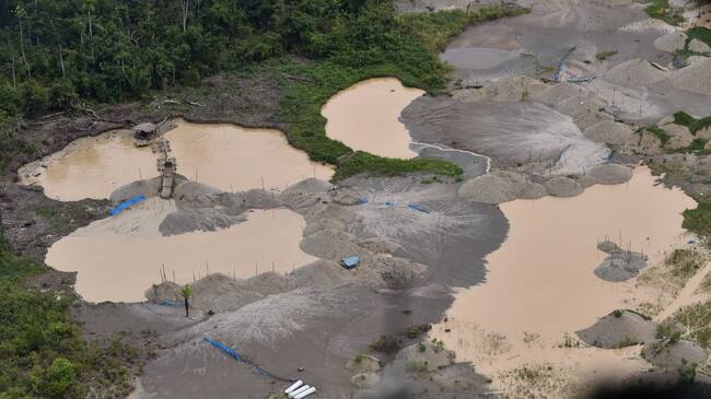 Vista aérea de una instalación minera irregular en la selva del Amazonas