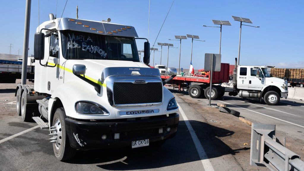 12 DE FEBRERO 2022 /ANTOFAGASTA Camioneros bloquean ruta 1 el acceso a B-400 por ruta 5 norte debido a la muerte de un colega a manos de migrantes que lo lanzaron de un puente, luego de que camionero se negara a llevarlos en la rampla de carga
FOTO CAMILO ALFARO /AGENCIA UNO