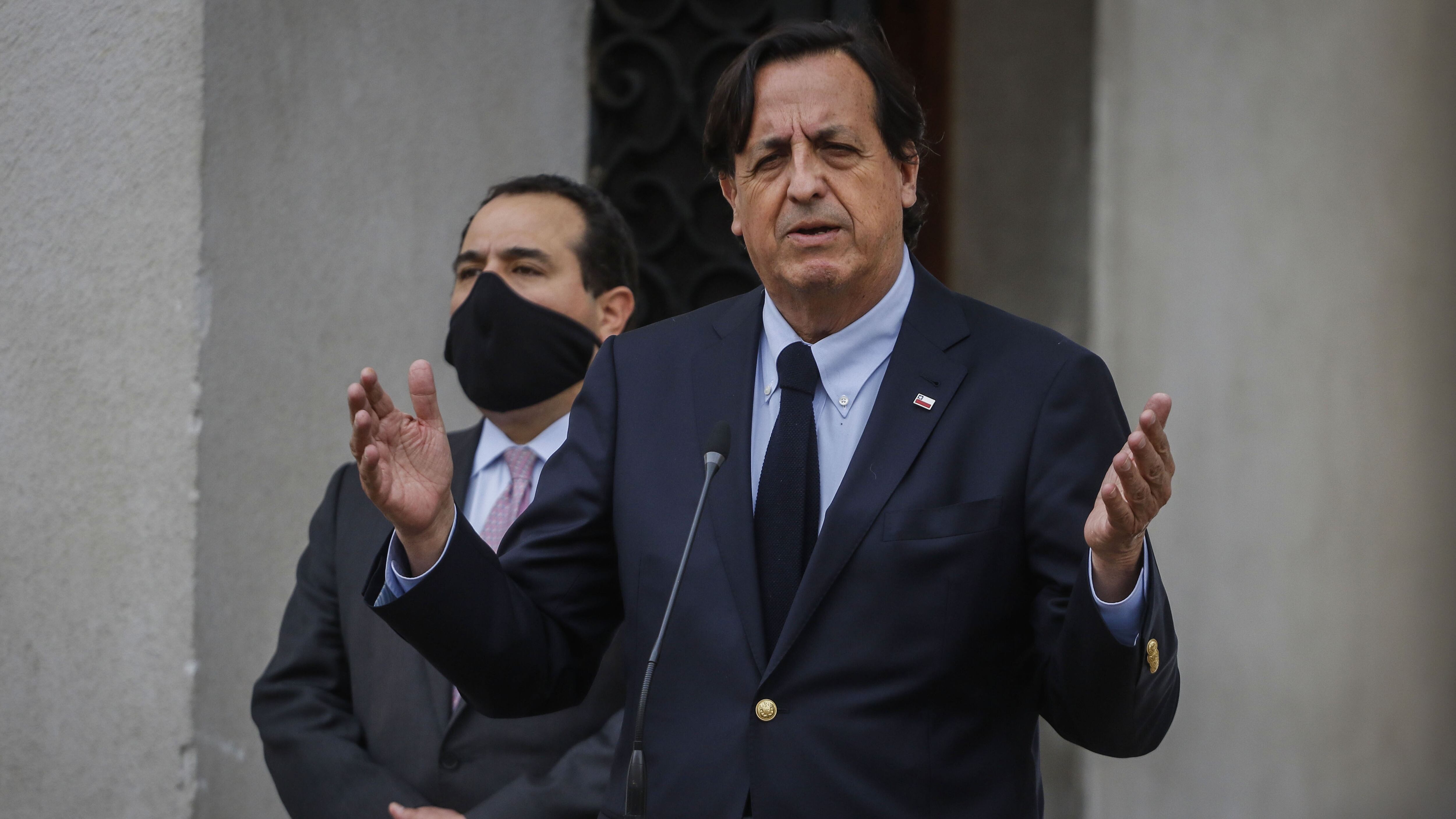27 de agosto del 2020/SANTIAGOEl ministro del Interior, Víctor Pérez, junto al Subsecretario del Interior, Juan Francisco Galli, realizan un punto de prensa en el entre patio del Palacio de La Moneda, para referirse al paro de los camioneros.
FOTO: SEBASTIAN BELTRAN GAETE/AGENCIAUNO