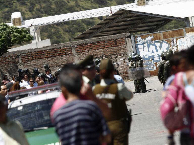03 de NOVIEMBRE 2012/SANTIAGOFuerzas especiales de carabinero llego al frontis de la cárcel de Puente Alto, donde una pelea entre reos de la dejó 14 lesionados y generaron un amago de incendio que movilizó a Gendarmería, Carabineros y bomberos.
FOTO JONAZ GÓMEZ/AGENCIAUNO