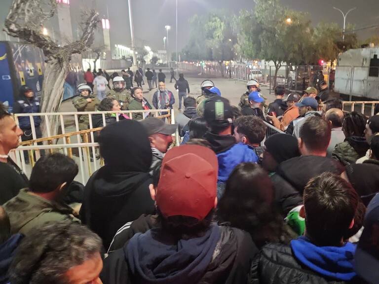 Caos en el Nacional: hinchas tienen dificultades para ingresar al partido entre Palestino y el DIM por octavos de la Copa Sudamericana