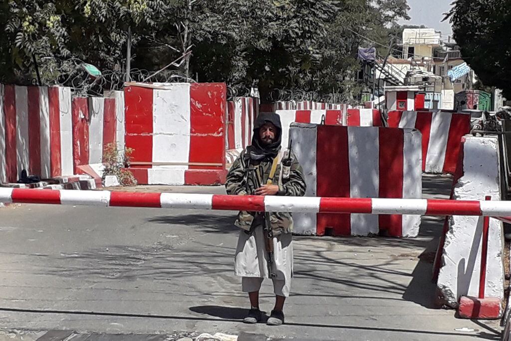 Un combatiente talibán controla un acceso en la ciudad de Ghazni