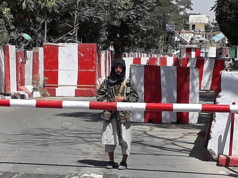 Un combatiente talibán controla un acceso en la ciudad de Ghazni