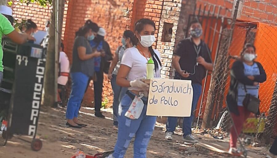 La periodista boliviana Karla Villarroel contestó críticas tras ser vista vendiendo empanadas en la calle.