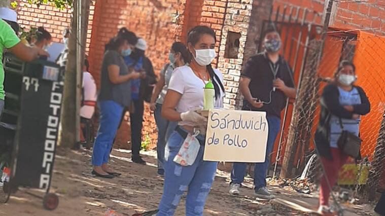 La periodista boliviana Karla Villarroel contestó críticas tras ser vista vendiendo empanadas en la calle.